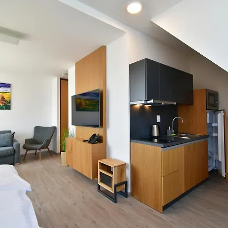 Maladinovo Pri Liptovskej Mare אתר נופש Liptovský Mikuláš